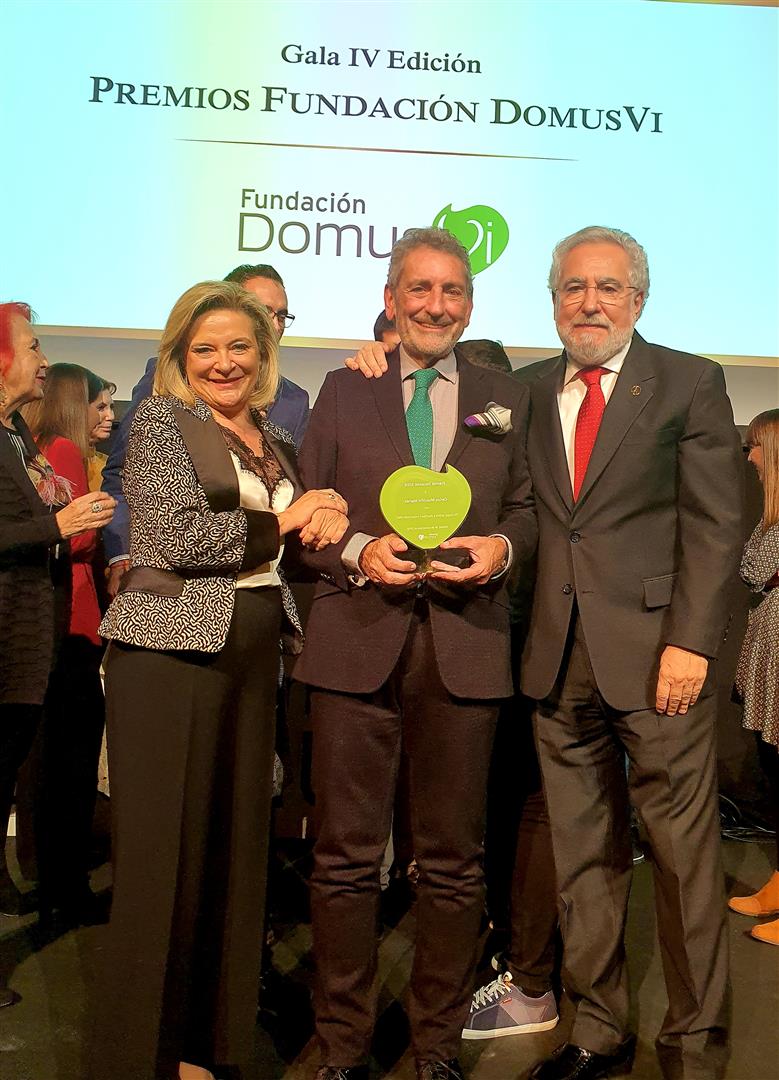 Santalices felicita a Carlos Mouriño polo premio da Fundación DomusVi 